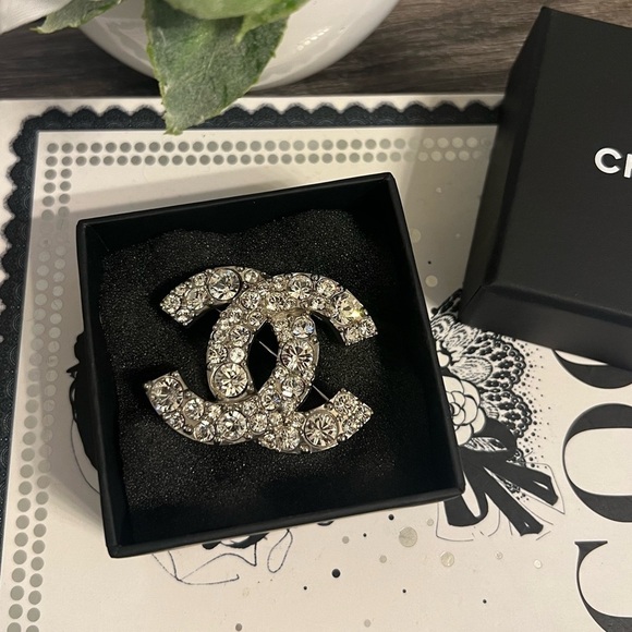 CHANEL Classic Large Silver Crystal CC Brooch - Picture 1 of 10
